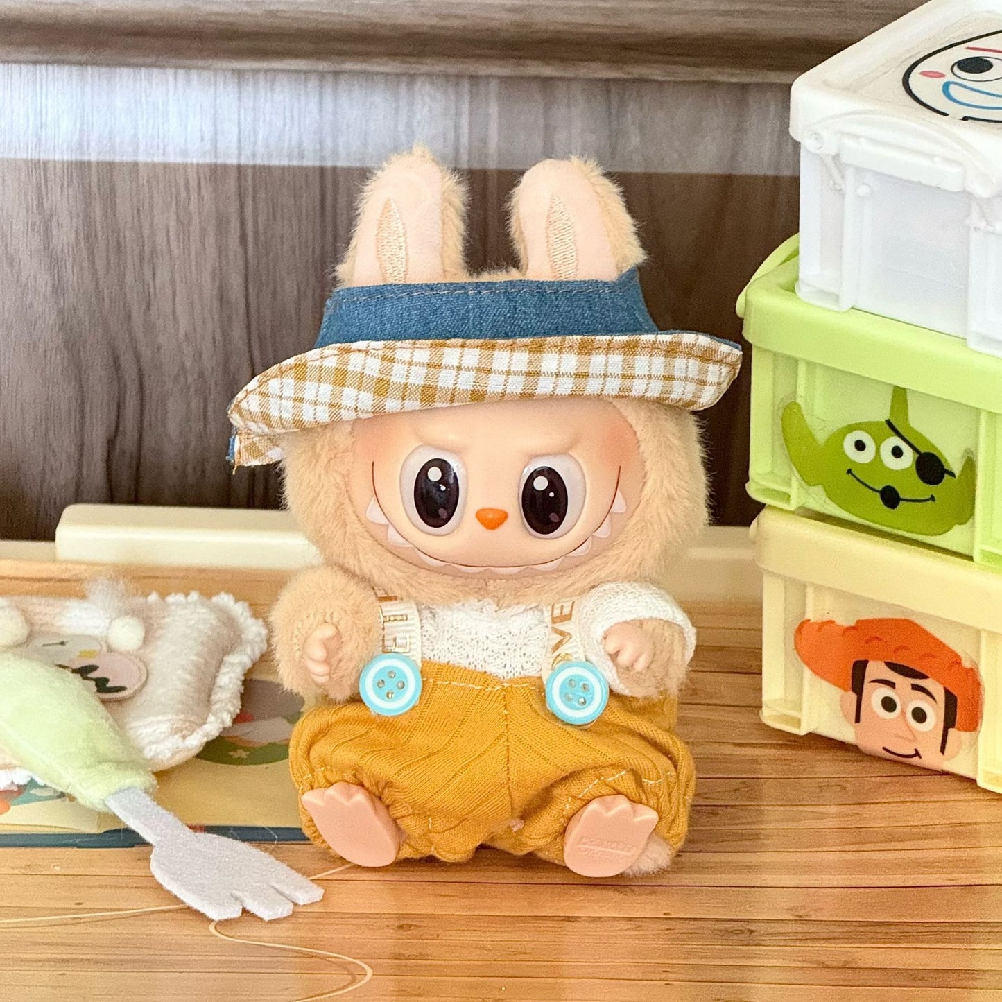 Wholesale labubu baby clothes 17cm blind box pendant one or two generation doll doll suit for baby clothes