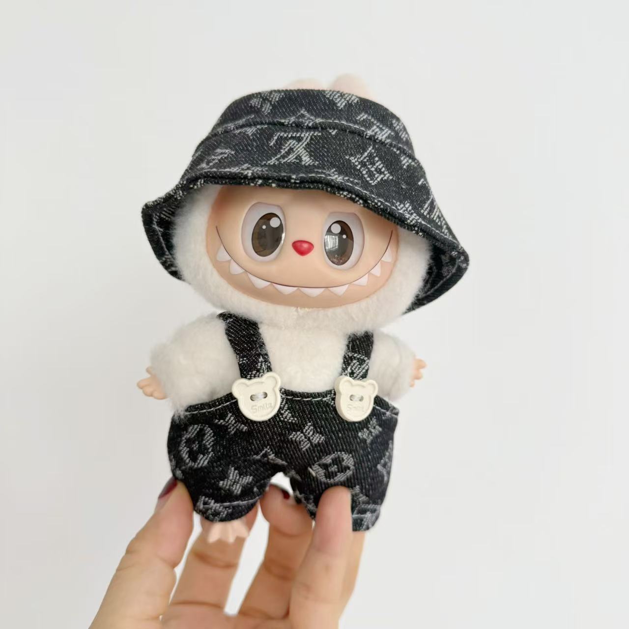 The first and second generation of labubu sit party doll clothes Denim four-leaf clover suit LABUBU wear for hat and suspenders