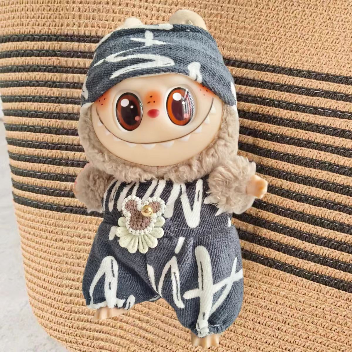 Cross-border e-commerce labubu doll vinyl doll cloth 17cm doll cute sweater coat skirt suit