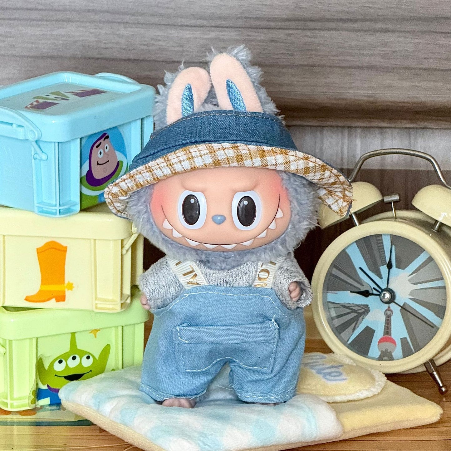 Wholesale labubu baby clothes 17cm blind box pendant one or two generation doll doll suit for baby clothes