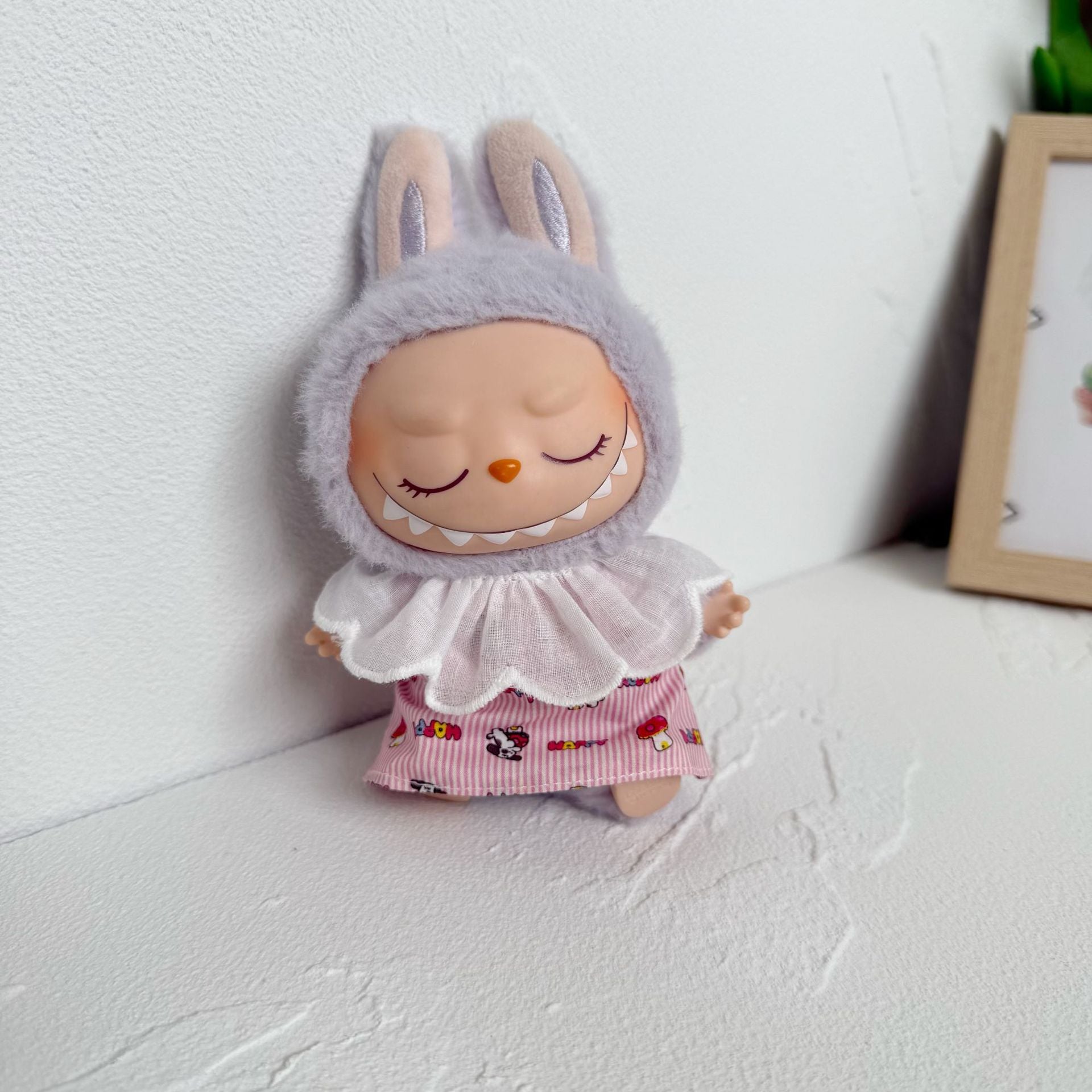 The first and second generation key chain Labubu clothes pendant cloth baby coat straw hat lapel cotton yarn small flower T suit